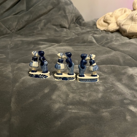 Collectible Vintage Delft Blue Holland Kissing Girl and Boy Figurine - Picture 1 of 4